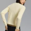 Geflochtene Strickjacke mit Knöpfen – Pullover und Strickjacken Geflochtene Strickjacke mit Knöpfen – Pullover und Strickjacken
