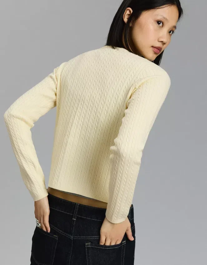 Geflochtene Strickjacke mit Knöpfen – Pullover und Strickjacken Geflochtene Strickjacke mit Knöpfen – Pullover und Strickjacken