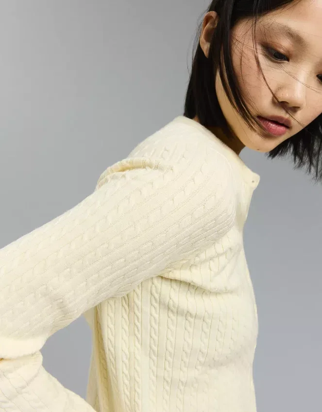 Geflochtene Strickjacke mit Knöpfen – Pullover und Strickjacken Geflochtene Strickjacke mit Knöpfen – Pullover und Strickjacken