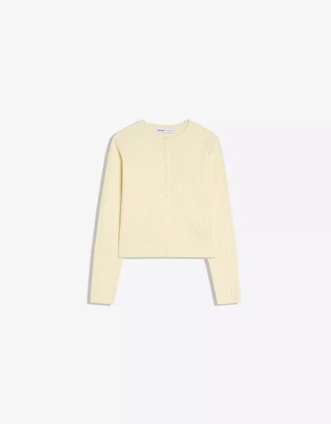 Geflochtene Strickjacke mit Knöpfen – Pullover und Strickjacken Geflochtene Strickjacke mit Knöpfen – Pullover und Strickjacken