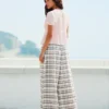 Gekarierte Hose mit tiefem Schritt Gekarierte Hose mit tiefem Schritt