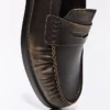 Geraffter Loafer mit gebürsteten Details