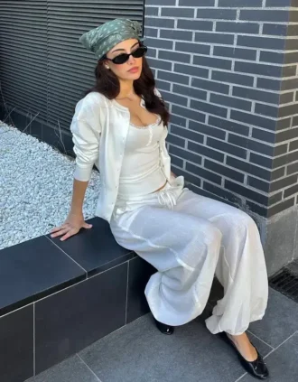 Gestreifte Jacke mit Rundhalsausschnitt und Knopfleiste Gestreifte Jacke mit Rundhalsausschnitt und Knopfleiste