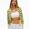 Gestreifte Jacke mit Rundhalsausschnitt und Knopfleiste Gestreifte Jacke mit Rundhalsausschnitt und Knopfleiste