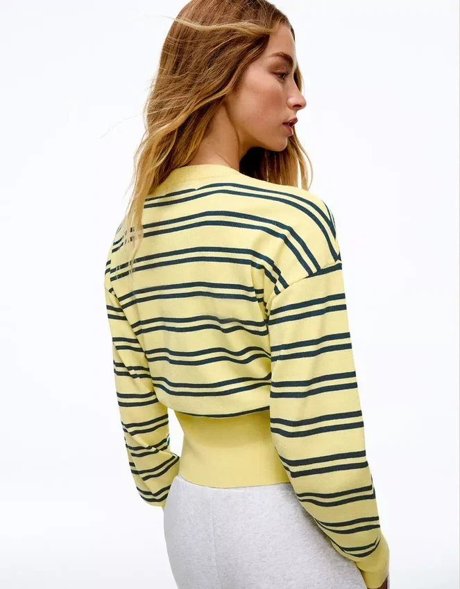 Gestreifte Jacke mit Rundhalsausschnitt und Knopfleiste Gestreifte Jacke mit Rundhalsausschnitt und Knopfleiste