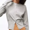 Gestreifte Jacke mit Rundhalsausschnitt und Knöpfen – Pullover und Strickjacken Gestreifte Jacke mit Rundhalsausschnitt und Knöpfen – Pullover und Strickjacken