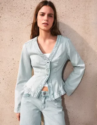 Gestreifte Peplum-Denim-Jacke – Jacken und Trenchcoats
