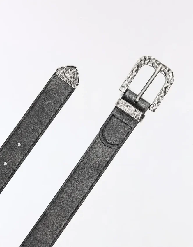 Gürtel mit gehämmerter Schnalle – Accessoires Gürtel mit gehämmerter Schnalle – Accessoires