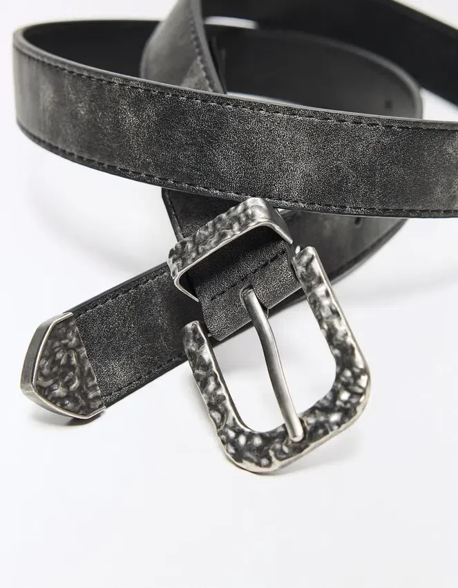 Gürtel mit gehämmerter Schnalle – Accessoires Gürtel mit gehämmerter Schnalle – Accessoires