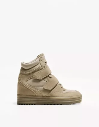 High-Top-Sneaker mit innerem Keilabsatz – Schuhe High-Top-Sneaker mit innerem Keilabsatz – Schuhe