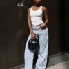 Hoch taillierte Jeans mit Wide Leg und gekreuztem Bund Hoch taillierte Jeans mit Wide Leg und gekreuztem Bund