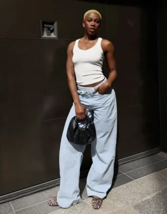 Hoch taillierte Jeans mit Wide Leg und gekreuztem Bund