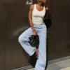 Hoch taillierte Jeans mit Wide Leg und gekreuztem Bund Hoch taillierte Jeans mit Wide Leg und gekreuztem Bund