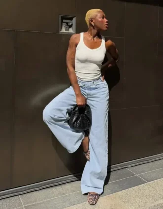 Hoch taillierte Jeans mit Wide Leg und gekreuztem Bund