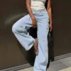 Hoch taillierte Jeans mit Wide Leg und gekreuztem Bund Hoch taillierte Jeans mit Wide Leg und gekreuztem Bund