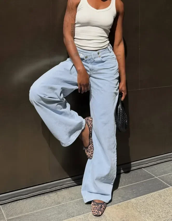 Hoch taillierte Jeans mit Wide Leg und gekreuztem Bund Hoch taillierte Jeans mit Wide Leg und gekreuztem Bund