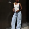 Hoch taillierte Jeans mit Wide Leg und gekreuztem Bund Hoch taillierte Jeans mit Wide Leg und gekreuztem Bund