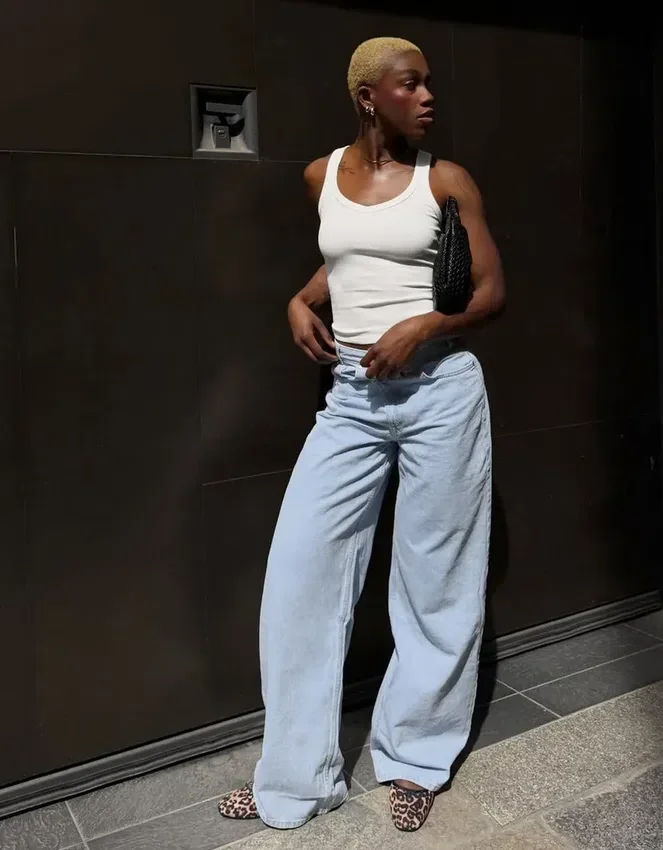 Hoch taillierte Jeans mit Wide Leg und gekreuztem Bund Hoch taillierte Jeans mit Wide Leg und gekreuztem Bund