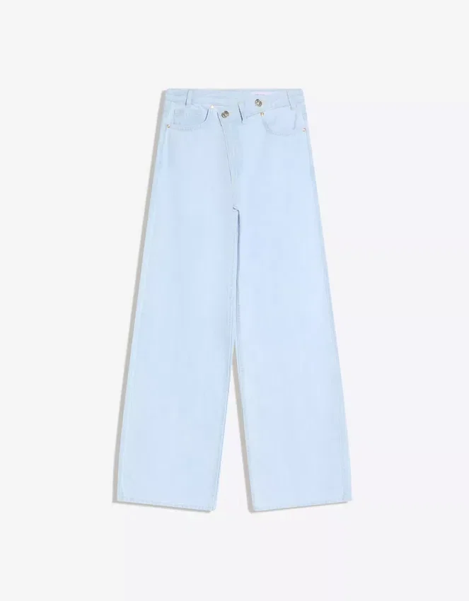 Hoch taillierte Jeans mit Wide Leg und gekreuztem Bund Hoch taillierte Jeans mit Wide Leg und gekreuztem Bund