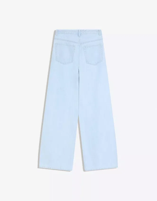 Hoch taillierte Jeans mit Wide Leg und gekreuztem Bund Hoch taillierte Jeans mit Wide Leg und gekreuztem Bund