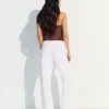 Hoch taillierte, schimmernde Straight-Leg-Jeans Hoch taillierte, schimmernde Straight-Leg-Jeans