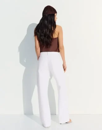 Hoch taillierte, schimmernde Straight-Leg-Jeans