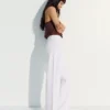 Hoch taillierte, schimmernde Straight-Leg-Jeans Hoch taillierte, schimmernde Straight-Leg-Jeans