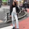 Hoch taillierte, straight geschnittene Jeans mit Wide Leg – Hose Hoch taillierte, straight geschnittene Jeans mit Wide Leg – Hose