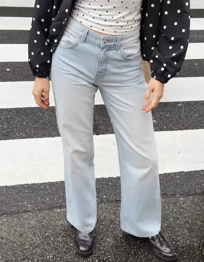 Hoch taillierte, straight geschnittene Jeans mit Wide Leg – Hose Hoch taillierte, straight geschnittene Jeans mit Wide Leg – Hose