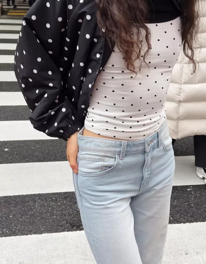 Hoch taillierte, straight geschnittene Jeans mit Wide Leg – Hose Hoch taillierte, straight geschnittene Jeans mit Wide Leg – Hose