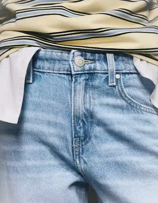 Hoch taillierte, Straight geschnittene Jeans mit Wide Leg und umgeschlagenem Saum – Hose Hoch taillierte, Straight geschnittene Jeans mit Wide Leg und umgeschlagenem Saum – Hose