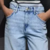 Hoch taillierte, Straight geschnittene Jeans mit Wide Leg und umgeschlagenem Saum – Hose