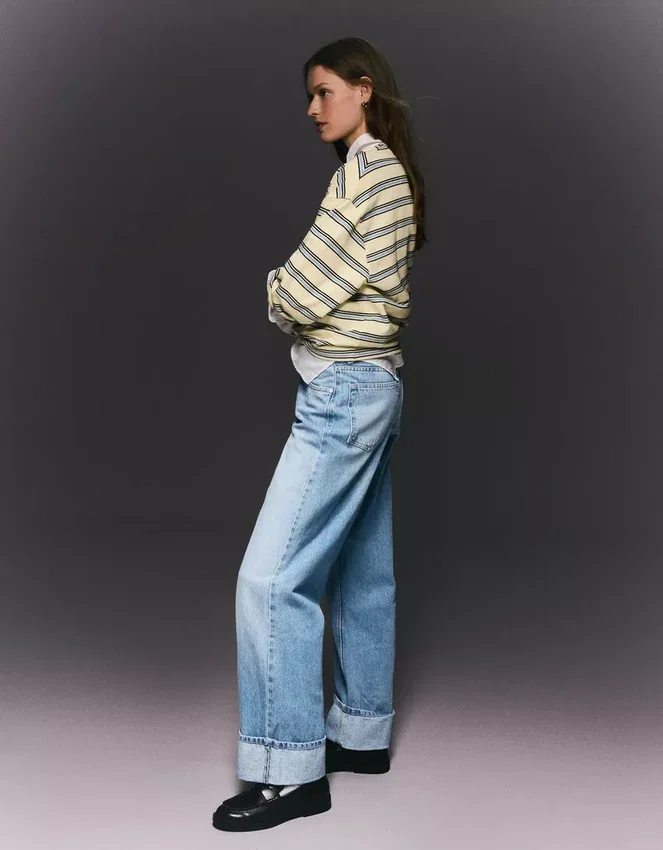 Hoch taillierte, Straight geschnittene Jeans mit Wide Leg und umgeschlagenem Saum – Hose Hoch taillierte, Straight geschnittene Jeans mit Wide Leg und umgeschlagenem Saum – Hose