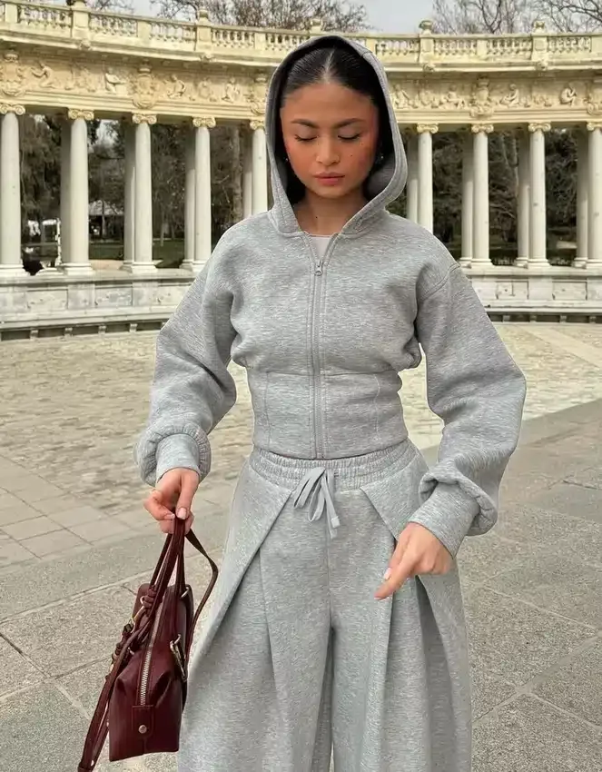 Hoodie mit hohem Bund und Reißverschluss – #Bershkastyle – Damen Hoodie mit hohem Bund und Reißverschluss – #Bershkastyle – Damen