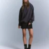 Hoodie mit Nieten – Tops und Bodys Hoodie mit Nieten – Tops und Bodys