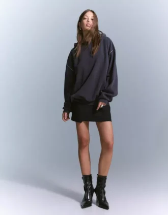 Hoodie mit Nieten – Tops und Bodys
