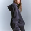 Hoodie mit Nieten – Tops und Bodys Hoodie mit Nieten – Tops und Bodys
