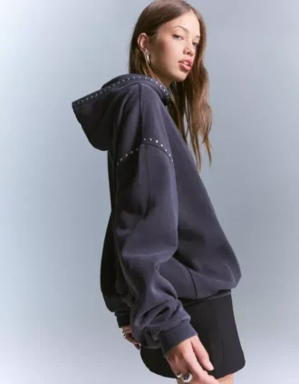 Hoodie mit Nieten – Tops und Bodys