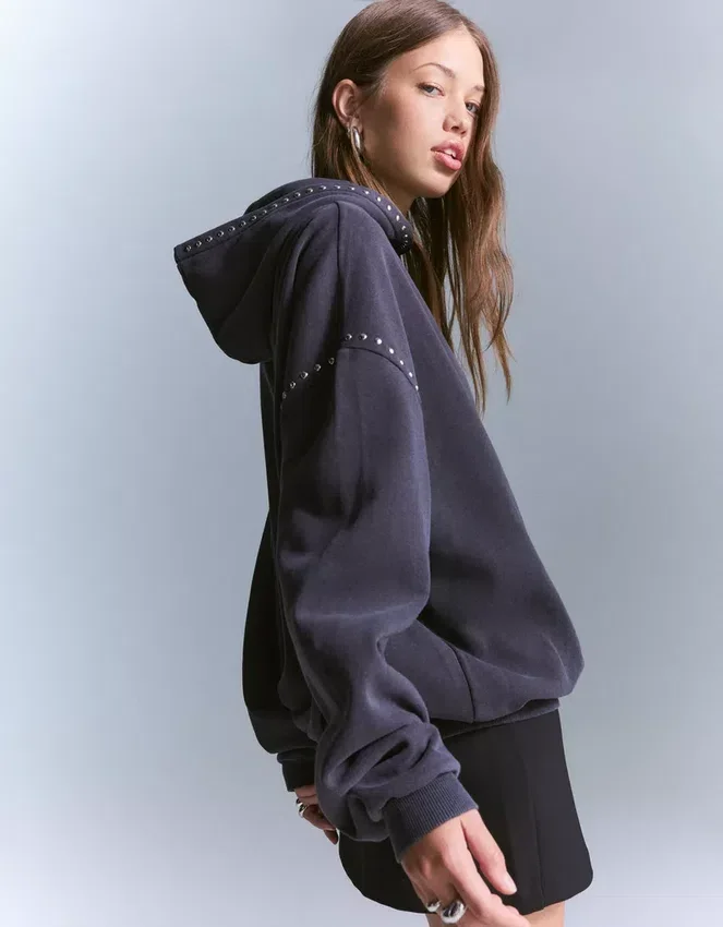Hoodie mit Nieten – Tops und Bodys Hoodie mit Nieten – Tops und Bodys