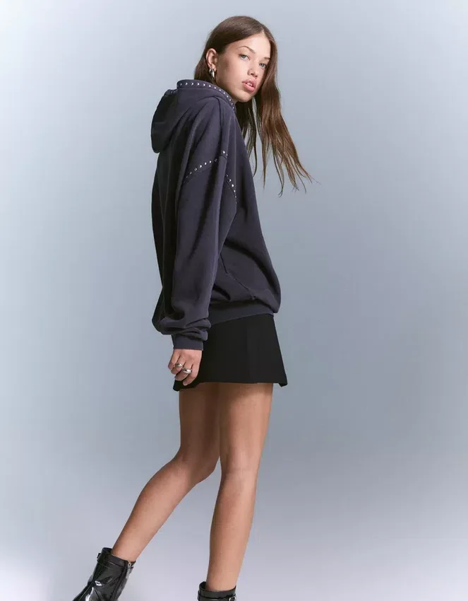 Hoodie mit Nieten – Tops und Bodys Hoodie mit Nieten – Tops und Bodys