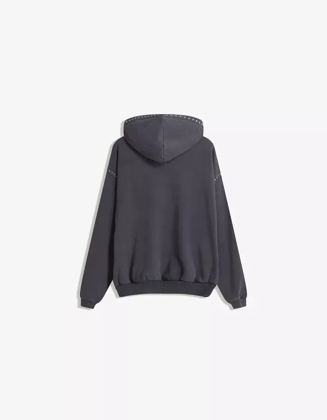 Hoodie mit Nieten – Tops und Bodys Hoodie mit Nieten – Tops und Bodys