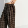 Hose mit Abnähern und Schärpe – Hose