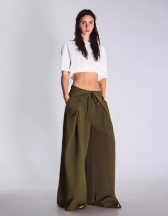 Hose mit Abnähern und umgeschlagenem Bund