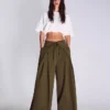 Hose mit Abnähern und umgeschlagenem Bund Hose mit Abnähern und umgeschlagenem Bund