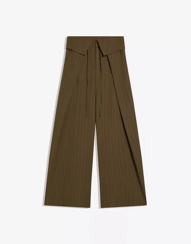 Hose mit Abnähern und umgeschlagenem Bund Hose mit Abnähern und umgeschlagenem Bund