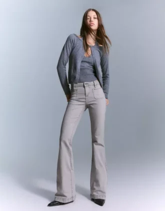 Hose mit ausgestelltem Schnitt und Taschenklappen – Hose