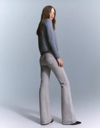 Hose mit ausgestelltem Schnitt und Taschenklappen – Hose