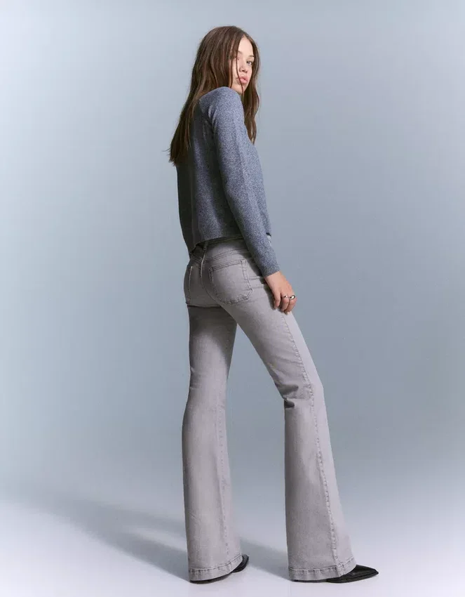 Hose mit ausgestelltem Schnitt und Taschenklappen – Hose Hose mit ausgestelltem Schnitt und Taschenklappen – Hose