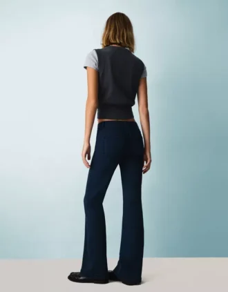 Hose mit ausgestelltem Schnitt und Taschenklappen – Hose