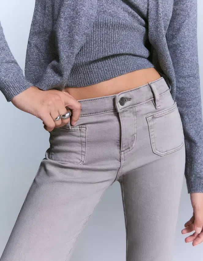 Hose mit ausgestelltem Schnitt und Taschenklappen – Hose Hose mit ausgestelltem Schnitt und Taschenklappen – Hose